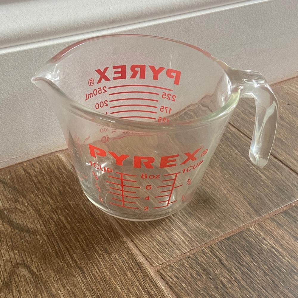 🧡 Pyrex Clear Glass Measuring Cup with Red Graphics